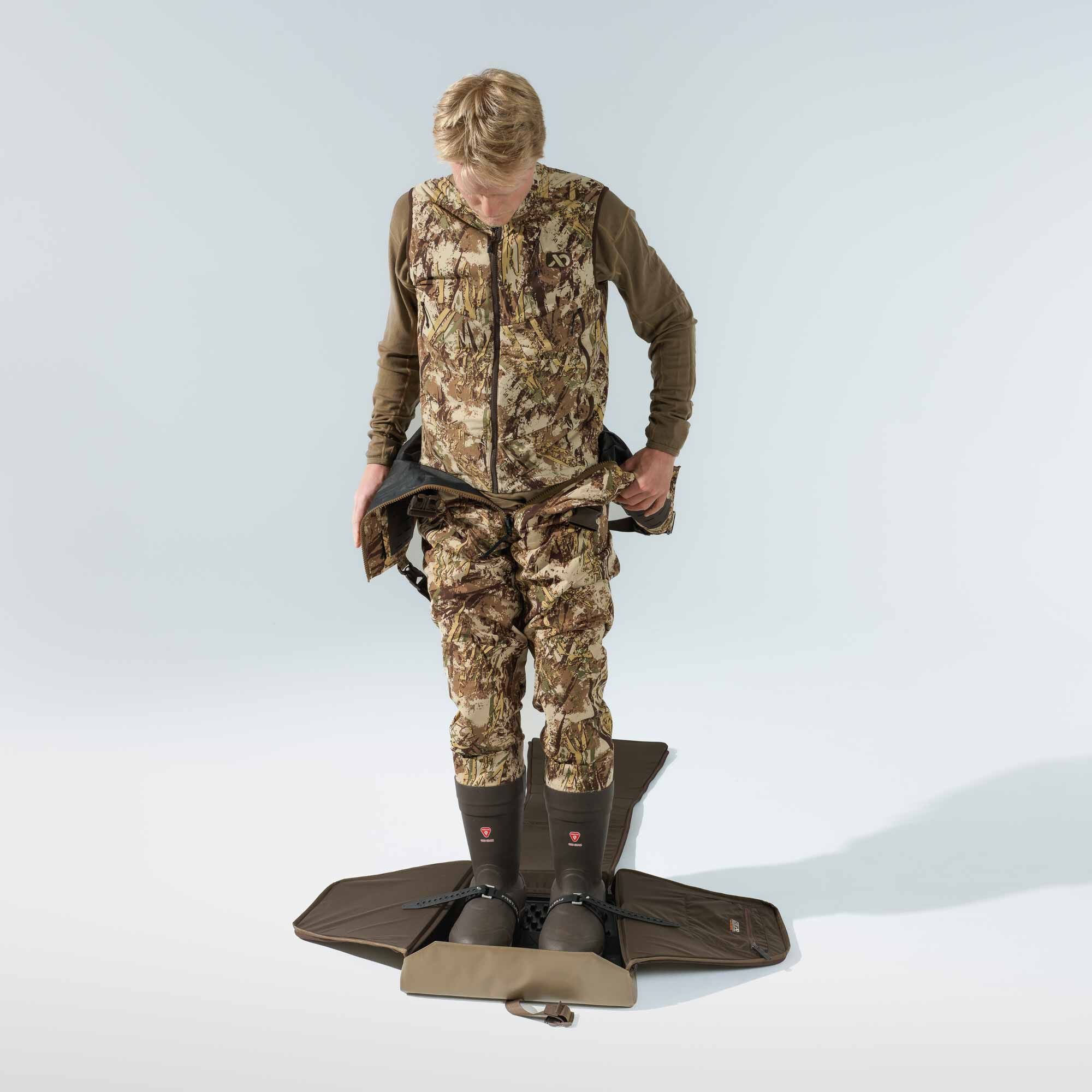 cdn_shop_files_ruddy-duck-wader-bag_global_model3