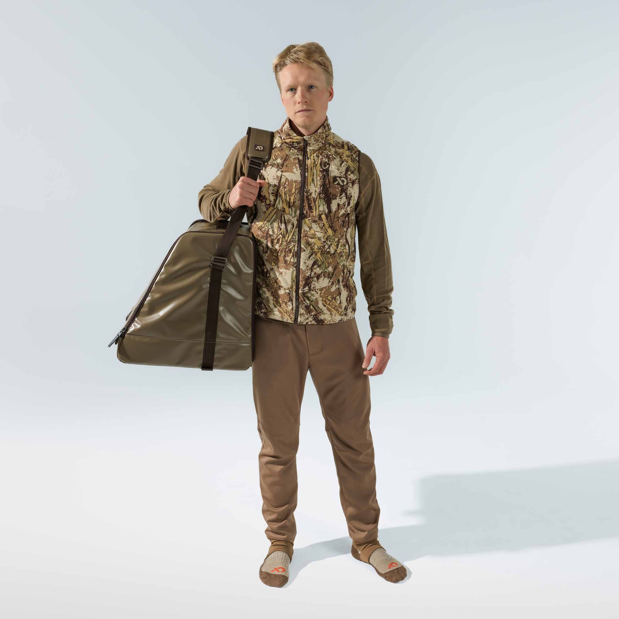 cdn_shop_files_ruddy-duck-wader-bag_global_model5